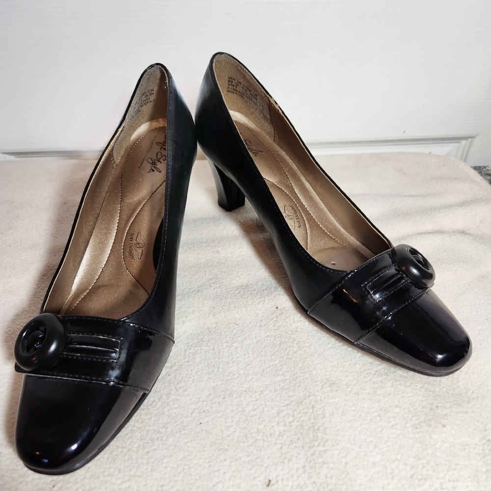 Soft Style Hush Puppies Soft Delight Black Button Accent Heeled Pumps Size 9M